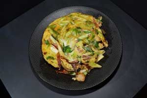 Frühlingszwiebeln-Omelett  mit Birnen und Speck